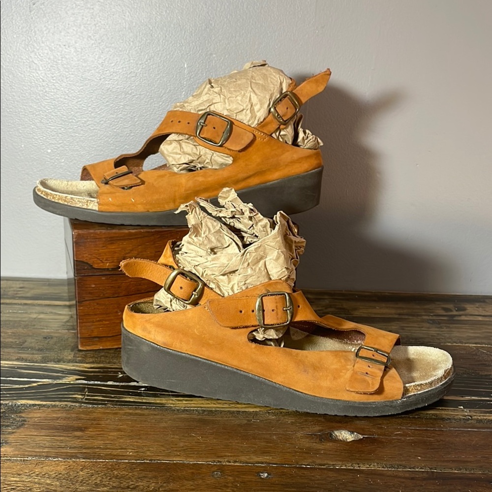 Soft Soles leather 1 3/4” wedge sandal in size 10 BUT FITS A 9 better - measure!